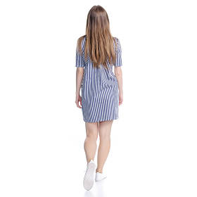 穿蓝色衣服的女人走路去了图片