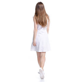 穿白衣的女人去散步图片