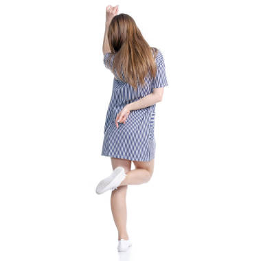 穿著藍色衣服跳舞的女人