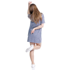 穿着蓝色衣服跳舞的女人