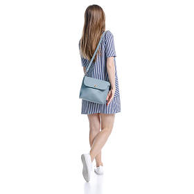 穿蓝色衣服、头戴背包走路的女人走吧