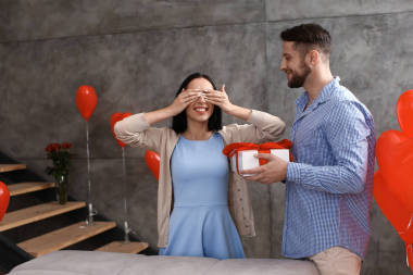 3.年輕女子在家里收到男朋友的禮物