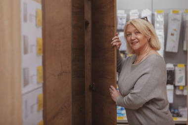 熟女在家具店購物圖片