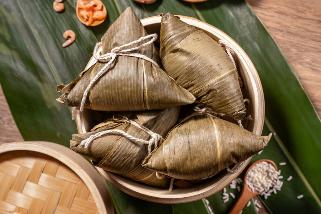 宗子，蒸饭饺子放在木桌竹叶上，端午节食物，闭合，复制空间，顶视图，平铺