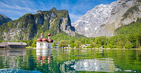 柯尼希斯湖与圣巴塞洛马朝圣教堂在夏季