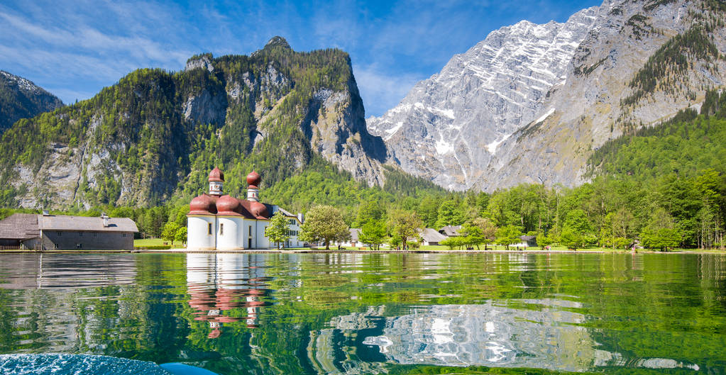 柯尼希斯湖与圣巴塞洛马朝圣教堂在夏季