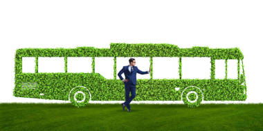 擁有綠色生態(tài)車的商人照片