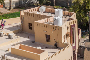 阿曼巴拉鎮(zhèn)屋頂上的水箱圖片