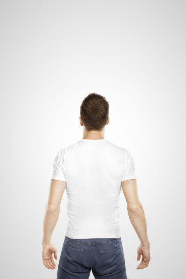 站在后面的年輕人圖片