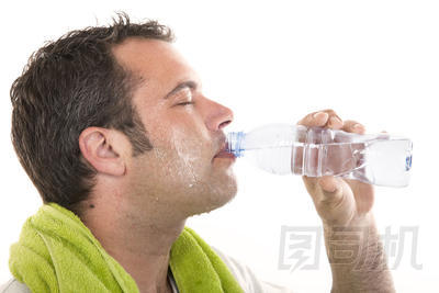 男人的飲用水和出汗圖片