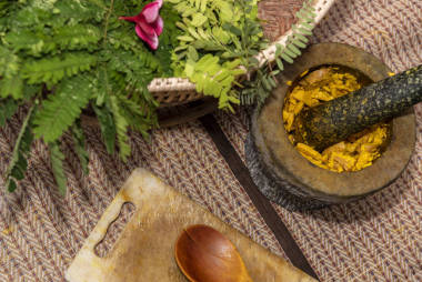 阿育吠陀医学，用于按摩的草药袋的制造