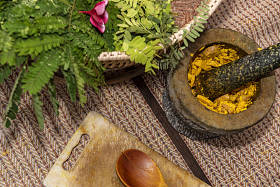 阿育吠陀医学，用于按摩的草药袋的制造