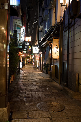 夜巷。大阪。日本