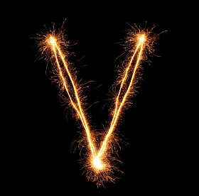 黑色背景上的字母V