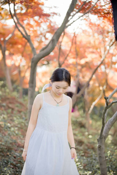 年轻女子在秋天公园 图片