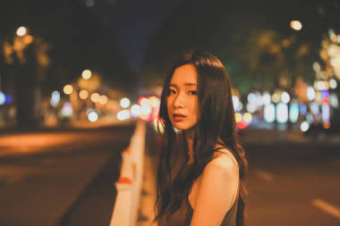 亞洲女人在夜晚的肖像