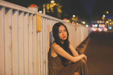 亞洲女人在夜晚的肖像