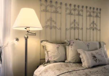 关在一间卧室中的床上