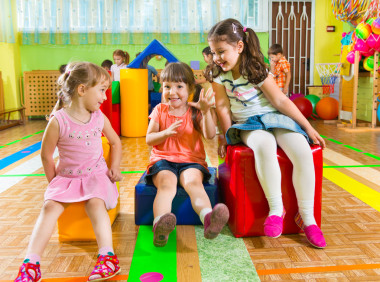 可愛的孩子們玩在健身房