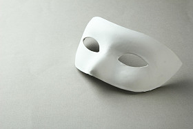 白色的面具，灰色的背景上照片