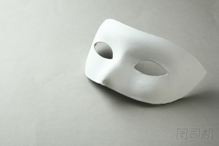 白色的面具，灰色的背景上照片