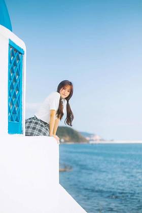 大楼附近的亚洲女学生 图片