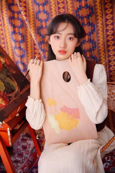 年轻的亚洲女孩画图片