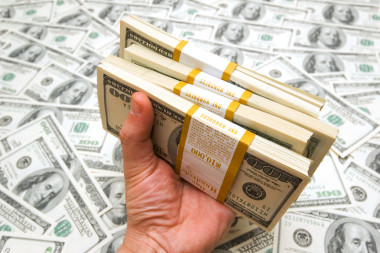 拿美國美元的手