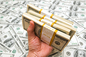 拿美国美元的手