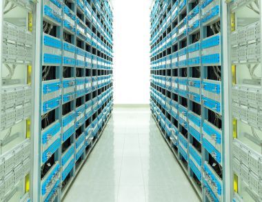 在數(shù)據(jù)中心中的服務(wù)器圖片