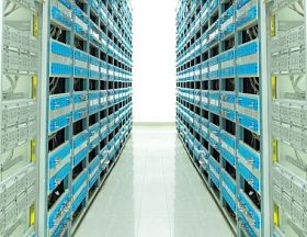 在数据中心中的服务器图片