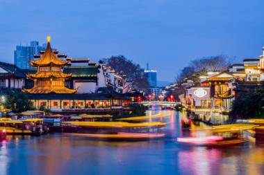 公園里美麗而平靜的河