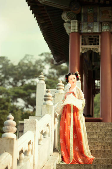 美丽的年轻新娘摆出户外图片