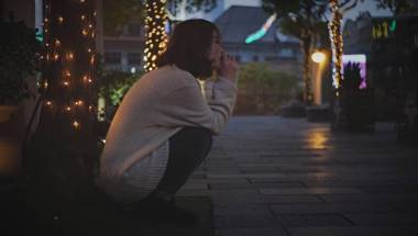 美丽的亚洲女人摆姿势室内