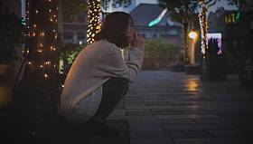 美丽的亚洲女人摆姿势室内