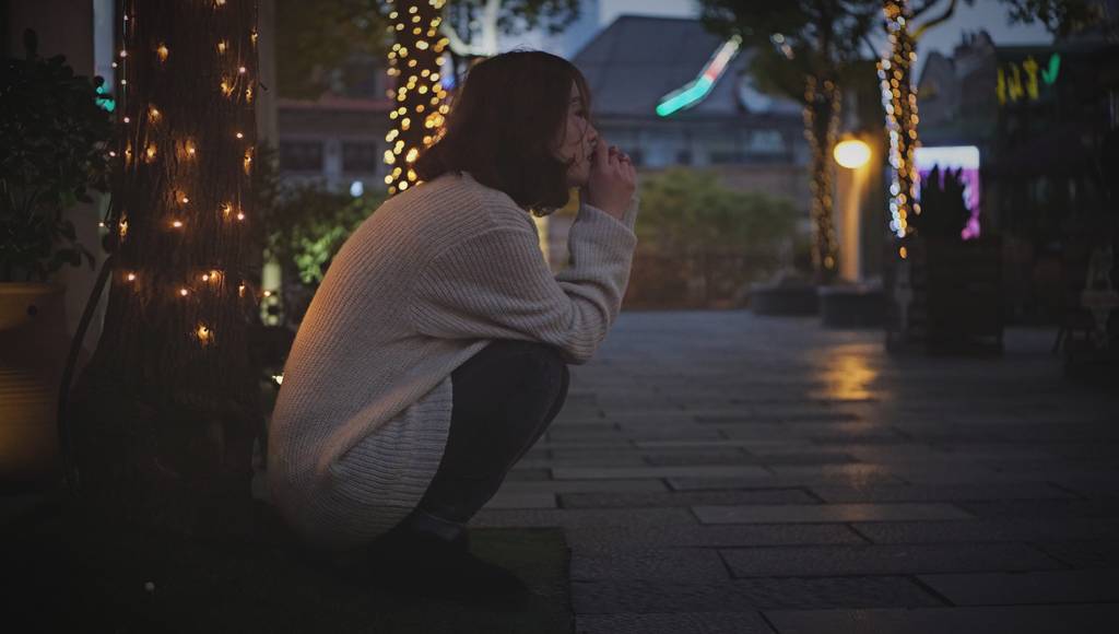 美丽的亚洲女人摆姿势室内