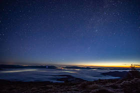 日出时天空中的星星