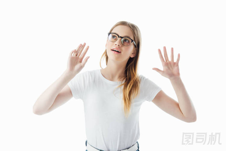 好奇的少女在眼鏡手勢(shì)孤立在白色