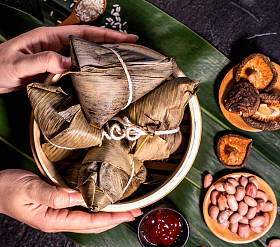 宗子,热腾腾的热腾腾的蒸饭饺子在蒸锅里. 近点，复制空间，龙舟端武节的亚洲名菜