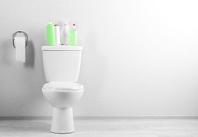 白色坐便器和清洁用品在浴室
