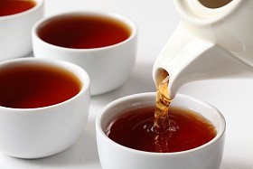 茶杯子和浇注红茶