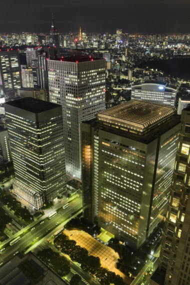 在夜晚的東京摩天大樓