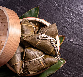 宗子，汤圆蒸笼蒸锅，黑色底色，龙舟端武节，关门，复制空间，顶视图，平铺