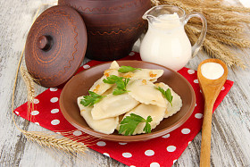 美味饺子，炸洋葱上棕色板、 木制背景上