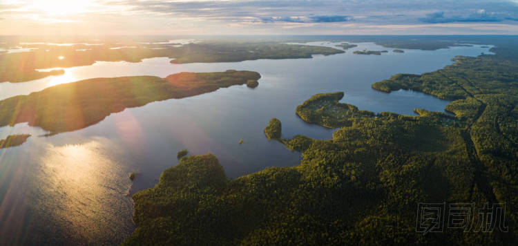 日落時(shí)分的蘇亞爾維湖被卡雷利亞森林包圍