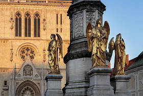 金色天使雕塑，克罗地亚萨格勒布大教堂前的喷泉