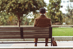 在公园的长凳上轻松的男人