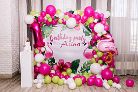 生日派对的照片与蛋糕和球图片