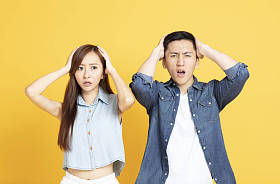 震惊的男人和女人尖叫和触摸头