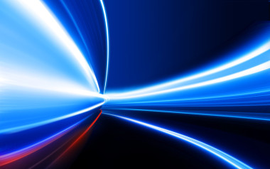 在夜間道路上的速度圖片